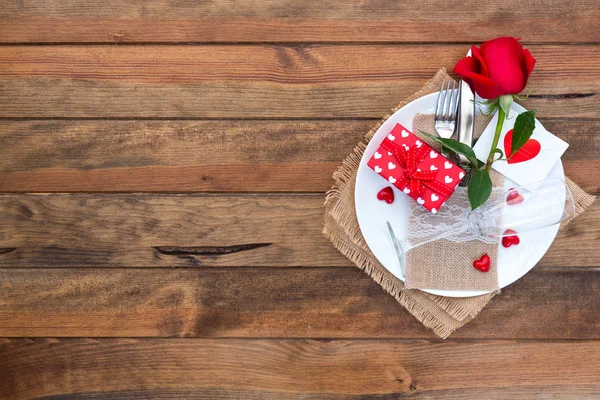 Table Saint Valentin Avec Assiette Couteau Fourchette Ruban Rouge Coeurs — Photo