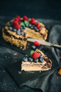 Çikolatalı kek çikolatalı krep krema, yaban mersini ile ile gelen. Vintage style.selective odak.