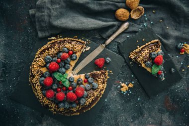 Çikolatalı kek çikolatalı krep krema, yaban mersini ile ile gelen. Vintage style.selective odak.