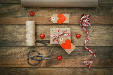 hediye sarma kompozisyon. ev yapımı Noel mevcut kutuları, defter, dekorasyon ve araçları sahte kadar kalıp çizmek için beyaz zemin üzerine sarılmış. Yeni yıl ve Noel kavramı. düz görünüm üzerinde yatıyordu