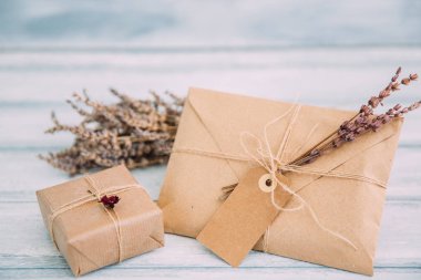 Ahşap arka plan üzerinde vintage zanaat zarf ve hediye kutusu ile çalışma alanı