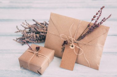 Ahşap arka plan üzerinde vintage zanaat zarf ve hediye kutusu ile çalışma alanı