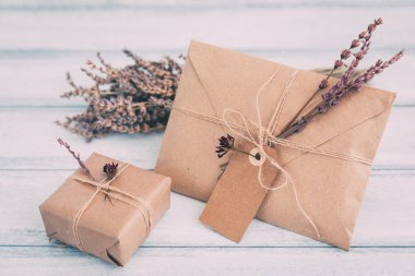 Ahşap arka plan üzerinde vintage zanaat zarf ve hediye kutusu ile çalışma alanı