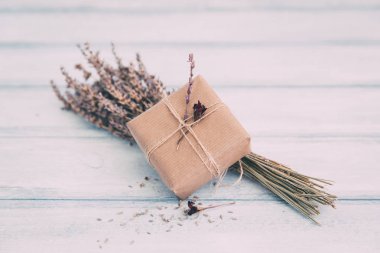 Vintage hediye kutusu (paket) ile kuru çiçekler 