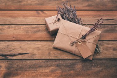 Zanaat zarf ile sarılmış hediye kutusu