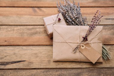 Zanaat zarf ile sarılmış hediye kutusu