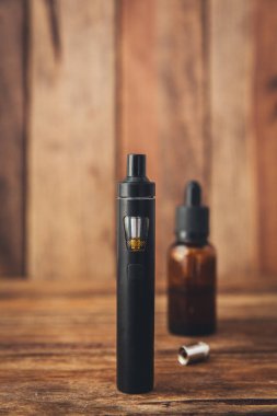 Vaping buharı ile ahşap tablo ayarlama. Metin için yer.