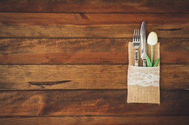 Ahşap arka plan üzerinde rustik masa ayarları 