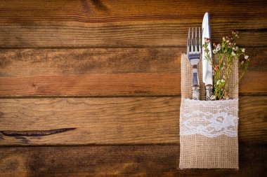 Ahşap arka plan üzerinde rustik masa ayarları 