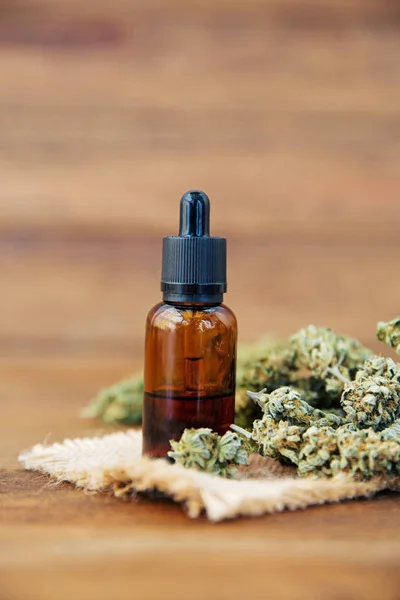 Cannabis medicinal con aceite extraído en una botella — Foto de Stock