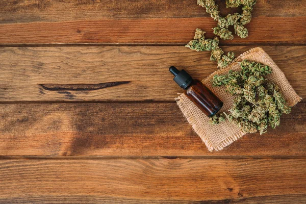 Cannabis medicinal con aceite extraído en una botella — Foto de Stock