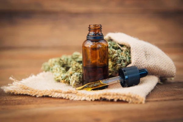 Cannabis médicinal avec huile extraite dans une bouteille — Photo