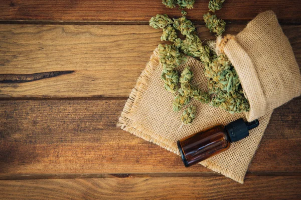 Medizinisches Cannabis mit extrahiertem Öl in der Flasche — Stockfoto