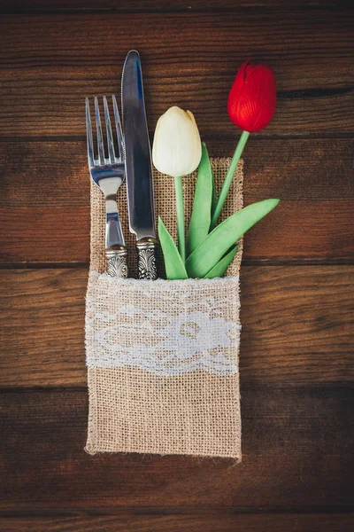 Paramètres de table rustique sur fond en bois — Photo