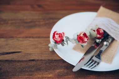 Ahşap arka plan üzerinde rustik masa ayarları 