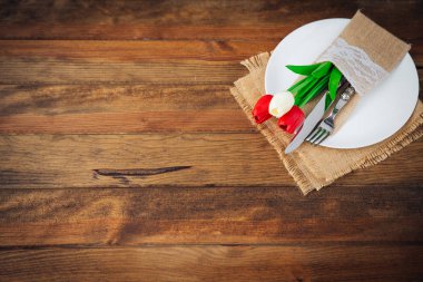 Ahşap arka plan üzerinde rustik masa ayarları 