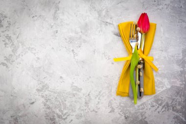 Paskalya tatili. Yumurta ve çiçeklerle tablo ayarları 