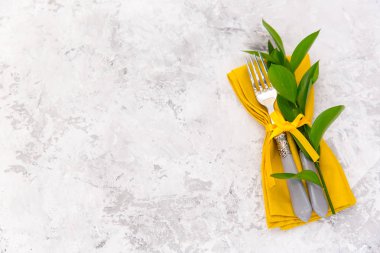 Paskalya tatili. Yumurta ve çiçeklerle tablo ayarları 