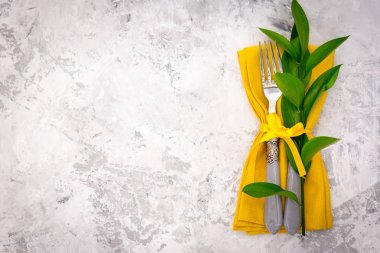 Paskalya tatili. Yumurta ve çiçeklerle tablo ayarları 