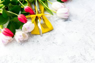 Paskalya tatili. Yumurta ve çiçeklerle tablo ayarları 