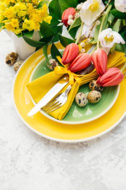 Paskalya tatili. Yumurta ve çiçeklerle tablo ayarları 