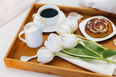 Lale ile kahve sabah fincan