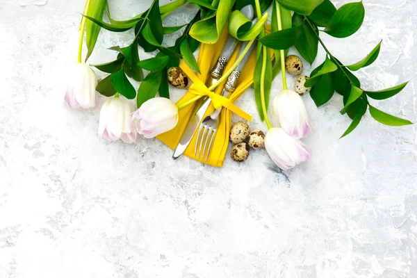 Påsklovet. Dukning med ägg och blommor — Stockfoto