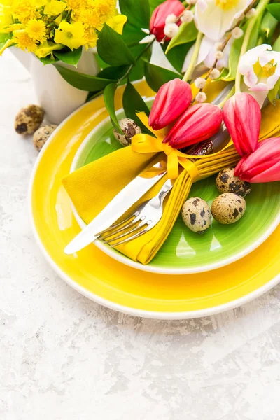 Vacaciones de Pascua. Configuración de la mesa con huevos y flores — Foto de Stock