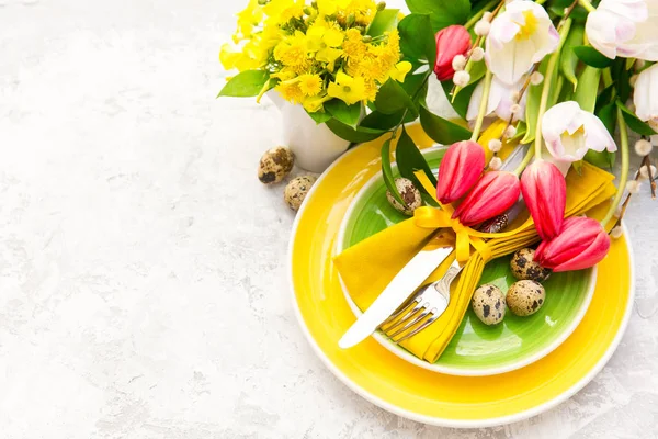 Święta Wielkanocne. Ustawienia tabeli z jaj i kwiaty — Zdjęcie stockowe