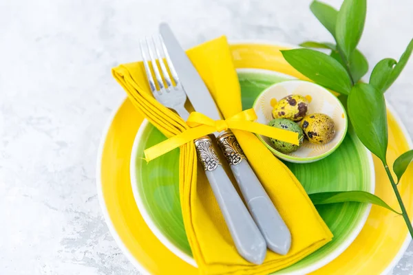 Påsklovet. Dukning med ägg och blommor — Stockfoto