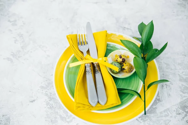 Påsklovet. Dukning med ägg och blommor — Stockfoto