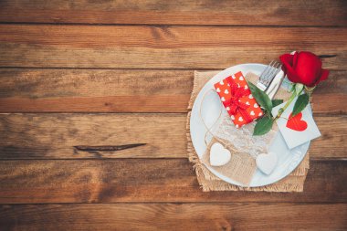 Çatal, bıçak ve kalp üzerinde beyaz ahşap bir masa ile Sevgililer günü Festival Tablo ayarı. Metin için yer. Üstten Görünüm.