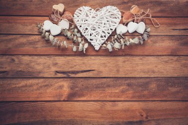 Stick ahşap arka plan üzerinde beyaz kalp şekli