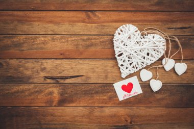 Stick ahşap arka plan üzerinde beyaz kalp şekli