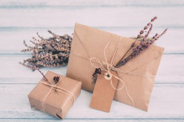 Hediye kutusu ile zanaat zarf