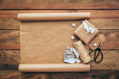 yığın parsel ile kahverengi kraft kağıt sarılı ve sicim ile bağlı