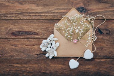 Zanaat zarf süslemeleri düz ile yatıyordu