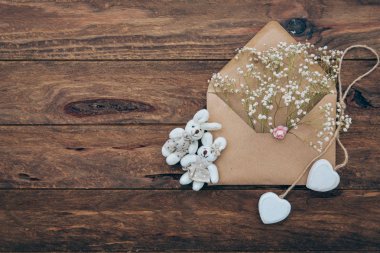 Zanaat zarf süslemeleri düz ile yatıyordu