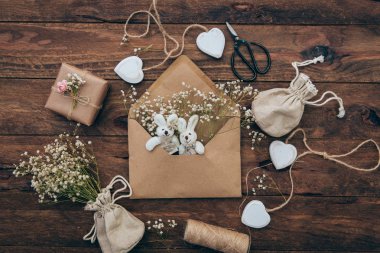  Düğün davetiye, zanaat zarflara ahşap arka plan. Havai görünümü. Düz yatıyordu, en iyi görünümü düğün davetiye kartı şablonları