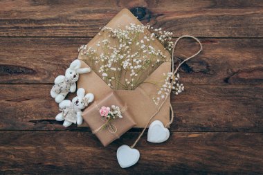  Düğün davetiye, zanaat zarflara ahşap arka plan. Havai görünümü. Düz yatıyordu, en iyi görünümü düğün davetiye kartı şablonları