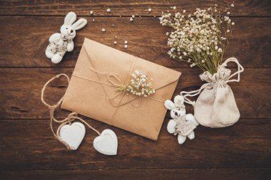  Düğün davetiye, zanaat zarflara ahşap arka plan. Havai görünümü. Düz yatıyordu, en iyi görünümü düğün davetiye kartı şablonları