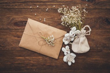  Düğün davetiye, zanaat zarflara ahşap arka plan. Havai görünümü. Düz yatıyordu, en iyi görünümü düğün davetiye kartı şablonları