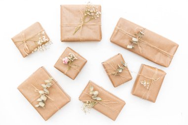 yığın parsel ile kahverengi kraft kağıt sarılı ve sicim ile bağlı