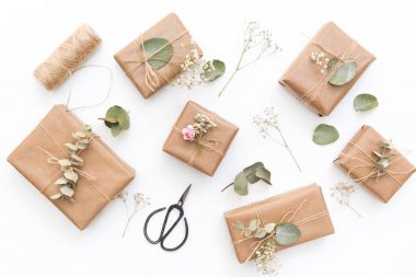 Sarılmış hediye kutusu. Tatil hediyesi