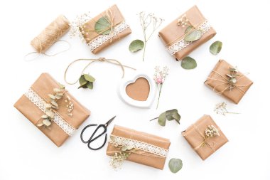 Sarılmış hediye kutusu. Tatil hediyesi