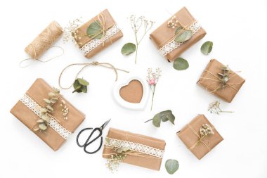 Sarılmış hediye kutusu. Tatil hediyesi