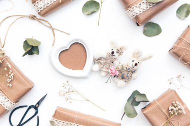 Hediyeler ve süslemeleri ile düz yatıyordu kompozisyon. Tatil kavramı