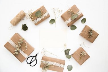 Sarılmış hediye kutusu. Tatil hediyesi