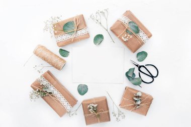 Hediyeler ve süslemeleri ile düz yatıyordu kompozisyon. Tatil kavramı