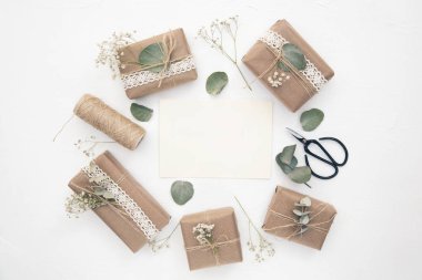 Sarılmış hediye kutusu. Tatil hediyesi